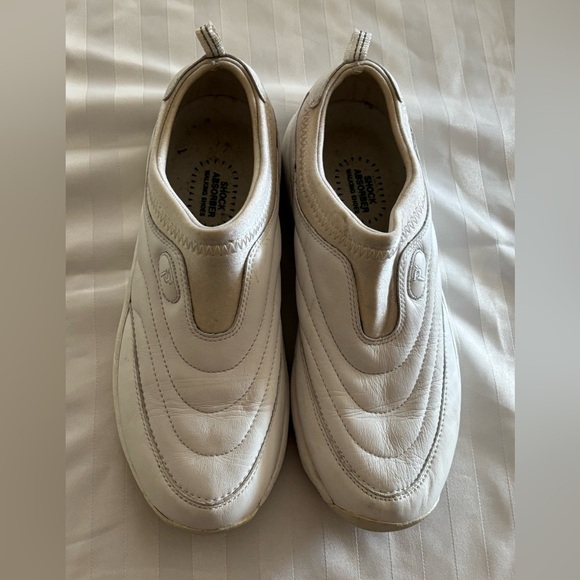 Propet Womens 8 1/2 M(B) Shock Absorber White Walking Shoes (Good Condition) - Picture 1 of 6